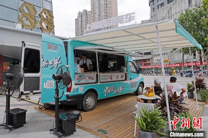 上海移動餐車亮相街頭 啟動新一輪早餐工程建設(shè)