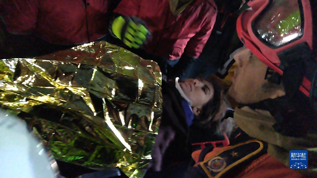 中土救援隊聯(lián)手救出兩名地震幸存者