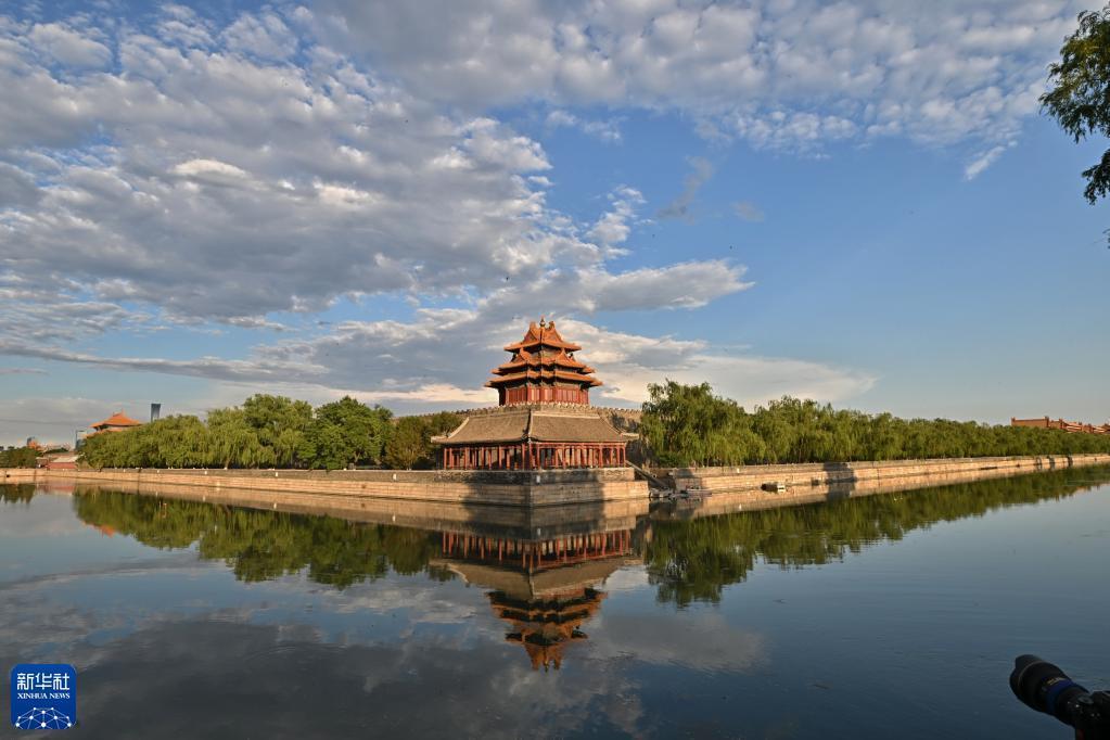 雨后故宮角樓引游人